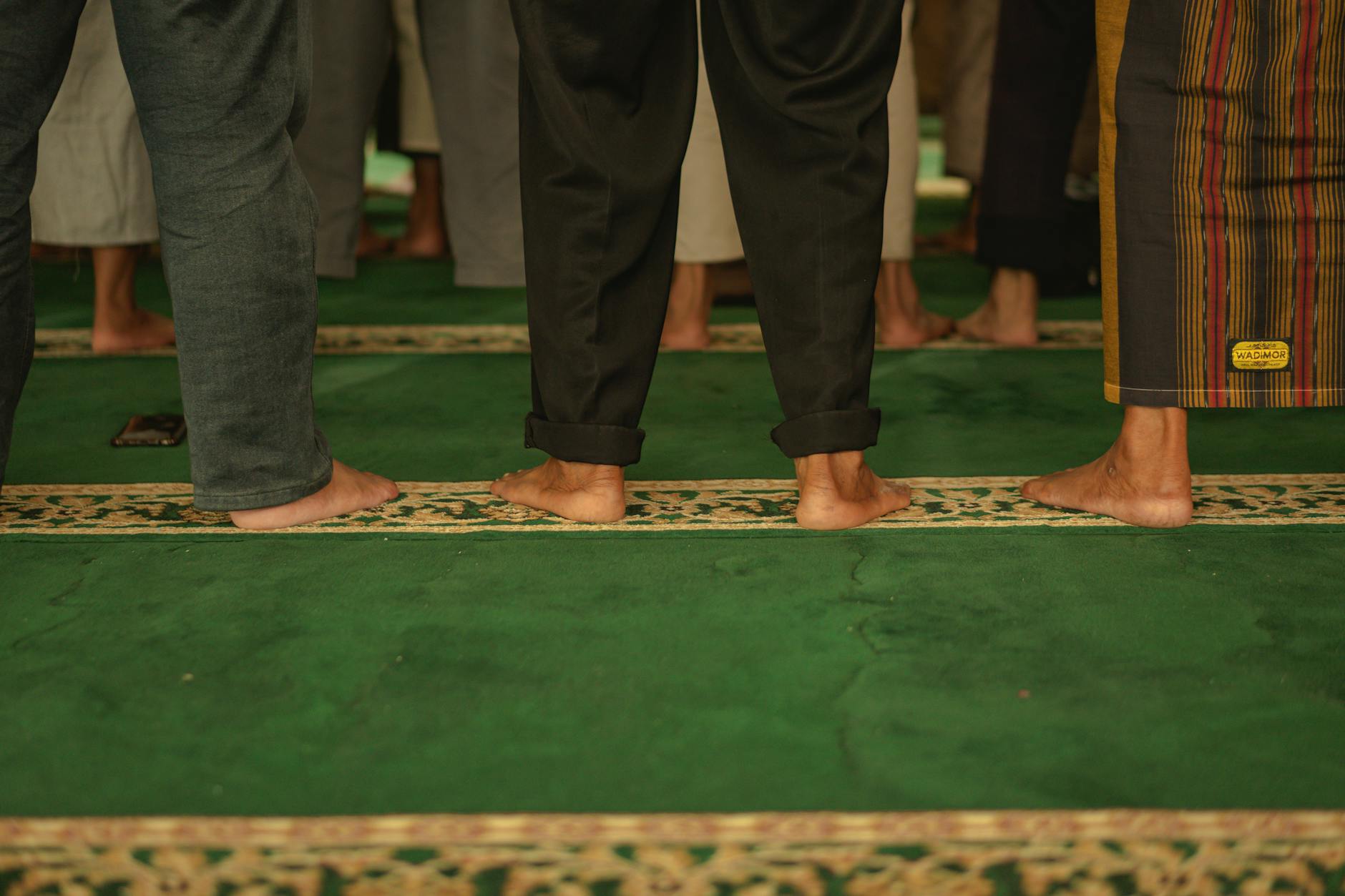 Harga karpet masjid Bekasi terjangkau, pilihan warna dan ukuran lengkap untuk ibadah nyaman