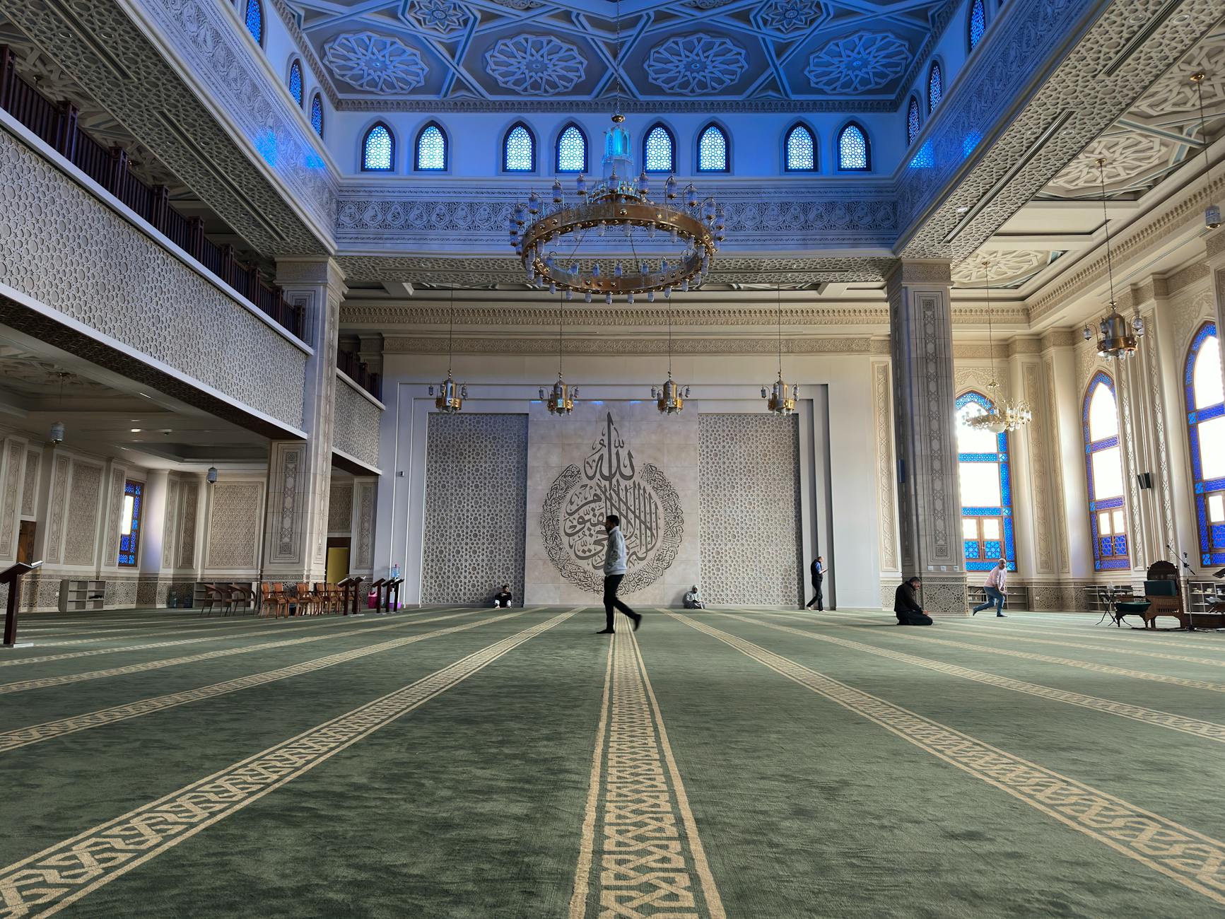 Karpet masjid modern berwarna netral di interior masjid Bekasi, menambah kesan bersih dan khusyuk.