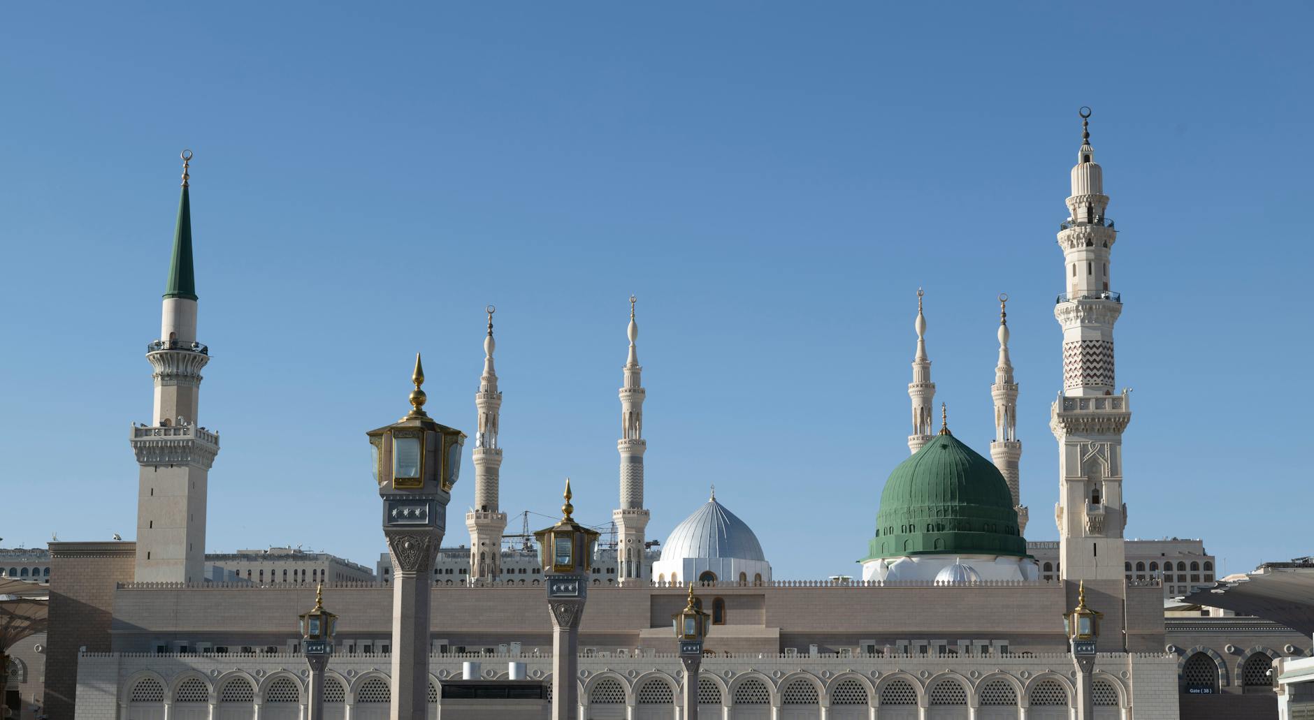 Karpet masjid modern di Bekasi dengan motif geometris, warna biru dan hijau, memberikan kesan bersih dan khidmat