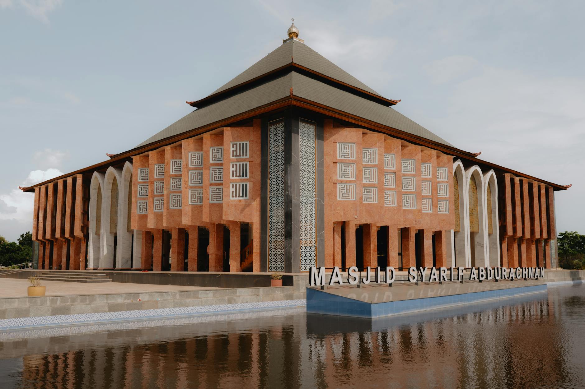 Distributor karpet masjid di Bekasi menyediakan pilihan karpet berkualitas untuk ibadah yang nyaman dan elegan