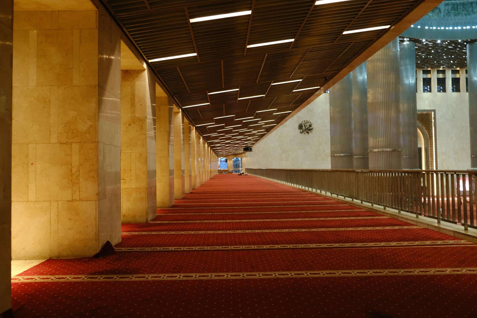 Karpet musholla modern di Bekasi dengan desain elegan dan warna netral, cocok untuk ruang ibadah