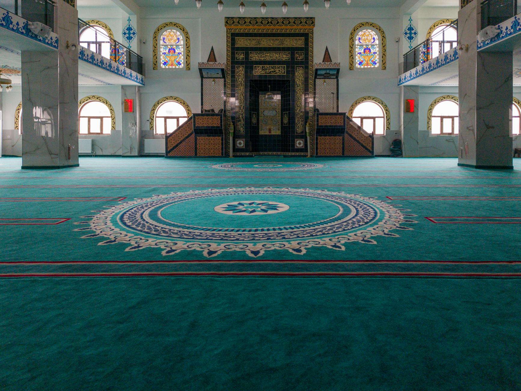 Karpet musholla premium di Bekasi, desain elegan dan anti slip, cocok untuk ruang ibadah rumah atau kantor.