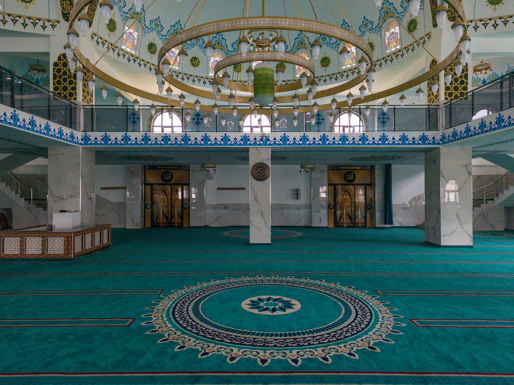 Karpet musholla berkualitas tinggi di Bekasi, desain elegan cocok untuk ruang sholat rumah atau masjid kecil.