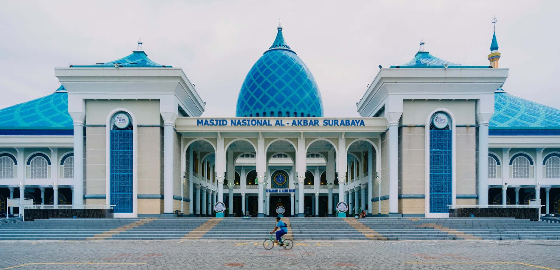 Karpet sajadah berwarna cerah di dalam masjid modern di Bekasi, menambah kenyamanan ibadah.